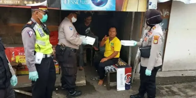Baksos Polsek Karawaci dan Yayasan Boen Tek Bio Beri Nasi Kotak Baksos Polsek Karawaci dan Yayasan Boen Tek Bio Beri Nasi Kotak