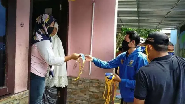 Bagikan Masker dan Vitamin ke Warga, PMI-KNP Kota Tangerang Edukasi Bahaya Covid-19 Bagikan Masker dan Vitamin ke Warga, PMI-KNP Kota Tangerang Edukasi Bahaya Covid-19