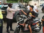 Sosialisasi PSBB, Polsek Karawaci Bagikan Masker Sosialisasi PSBB, Polsek Karawaci Bagikan Masker