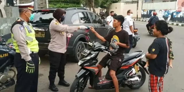 Sosialisasi PSBB, Polsek Karawaci Bagikan Masker Sosialisasi PSBB, Polsek Karawaci Bagikan Masker