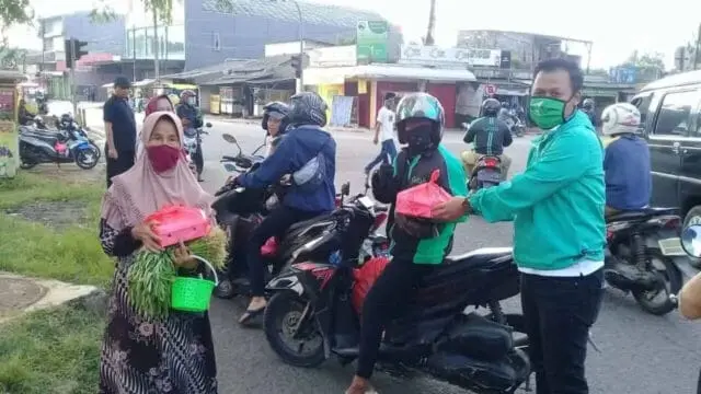 Pandemi Corona, Bhakti PKB Bagikan Ratusan Nasi Bungkus, Masker dan Hand Sanitizer Pandemi Corona, Bhakti PKB Bagikan Ratusan Nasi Bungkus, Masker dan Hand Sanitizer