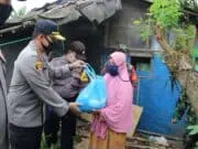 Empati Wabah Covid-19, TNI – Polri Serahkan Sembako di Tangerang Empati Wabah Covid-19, TNI - Polri Serahkan Sembako di Tangerang