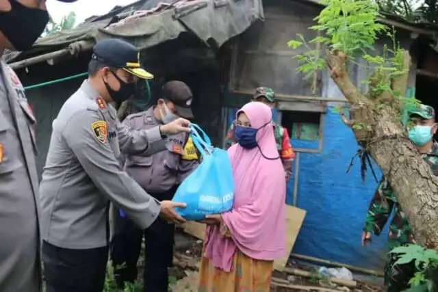 Empati Wabah Covid-19, TNI - Polri Serahkan Sembako di Tangerang Empati Wabah Covid-19, TNI - Polri Serahkan Sembako di Tangerang
