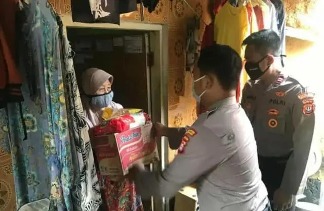 Baksos Serentak, Door to Door Polisi Sentuh Langsung Warga Baksos Serentak, Door to Door Polisi Sentuh Langsung Warga