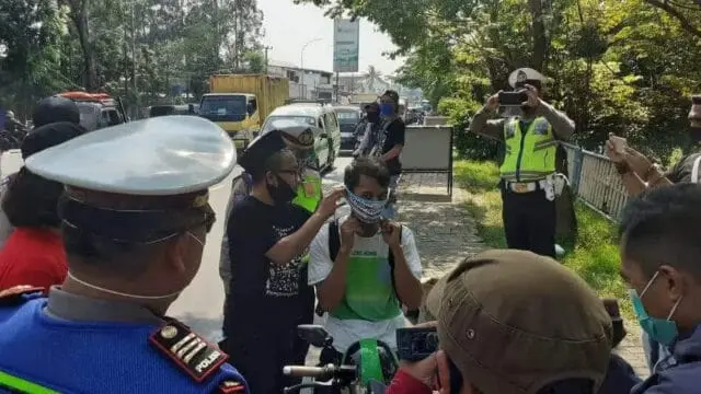 Hari ke-5 PSBB di Kota Tangerang, Masih Padat Karna Industri Masih Beroperasi Hari ke-5 PSBB di Kota Tangerang, Masih Padat Karna Industri Masih Beroperasi