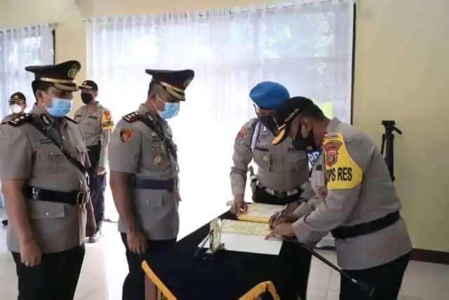 Kapolres Pimpin Sertijab Pejabat Baru di Polres Metro Tangerang Kota Kapolres Pimpin Sertijab Pejabat Baru di Polres Metro Tangerang Kota