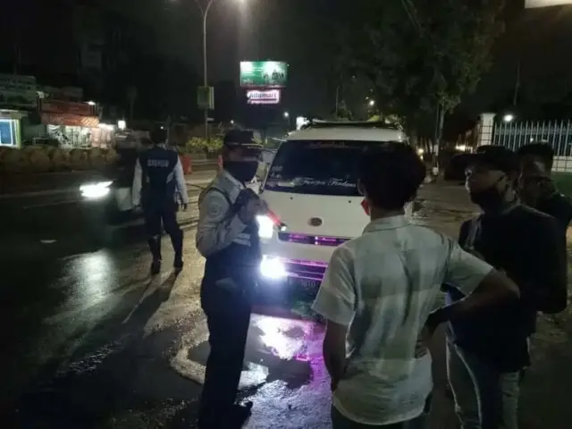 Belasan Kendaraan Pemudik Putar Balik di Check Poin Kebon Nanas