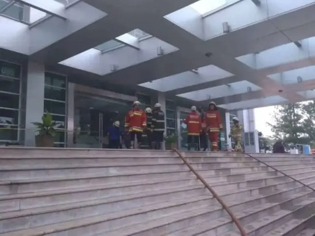 Liput Kebakaran Gereja Christ Cathedral di Serpong, Wartawan Diintimidasi Hingga Dipiting Liput Kebakaran Gereja Christ Cathedral di Serpong, Wartawan Diintimidasi Hingga Dipiting