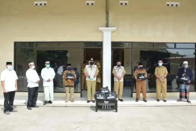 2.000 Paket Sembako Untuk Ustad dan Guru Ngaji di Kabupaten Tangerang 2.000 Paket Sembako Untuk Ustad dan Guru Ngaji di Kabupaten Tangerang