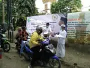 Santri Mengabdi Bagikan Masker dan Hand Sanitizer Gratis Santri Mengabdi Bagikan Masker dan Hand Sanitizer Gratis