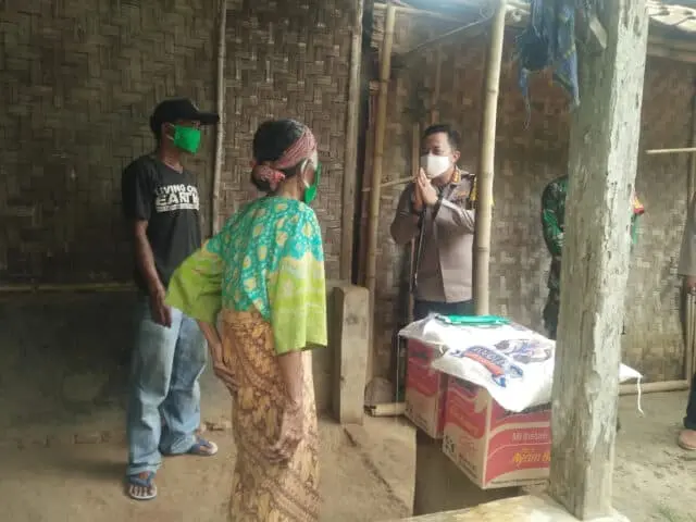 Dampak Corona, Door to Door Kapolresta Tangerang Serahkan Sembako dan Masker Dampak Corona, Door to Door Kapolresta Tangerang Serahkan Sembako dan Masker