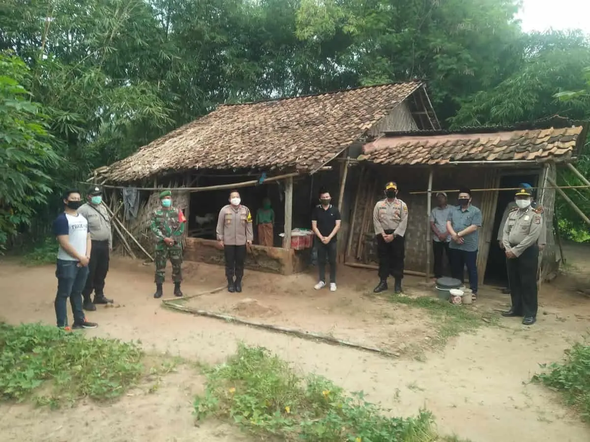 Dampak Corona, Door to Door Kapolresta Tangerang Serahkan Sembako dan Masker Dampak Corona, Door to Door Kapolresta Tangerang Serahkan Sembako dan Masker