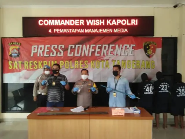 Beraksi Saat Corona, Kawanan Rampok Toko Sembako Ditangkap, Satu Pelaku Ditembak Mati Beraksi Saat Corona, Kawanan Rampok Toko Sembako Ditangkap, Satu Pelaku Ditembak Mati