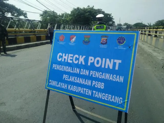 PSBB di Perbatasan Tangerang, Minibus 8 Penumpang Diminta Putar Arah PSBB di Perbatasan Tangerang, Minibus 8 Penumpang Diminta Putar Arah