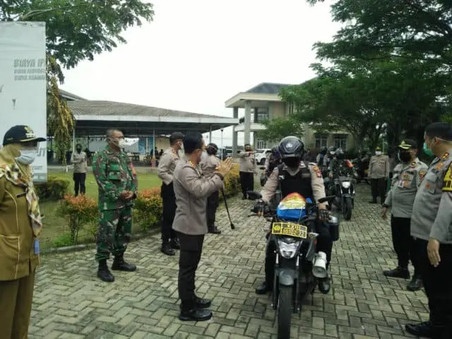 Pandemi Corona, Polresta Tangerang Bagikan Ribuan Paket Sembako Pandemi Corona, Polresta Tangerang Bagikan Ribuan Paket Sembako