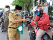 Wajib Gunakan Masker, Arief dan Sachrudin Bagikan Masker Kain Gratis Wajib Gunakan Masker, Arief dan Sachrudin Bagikan Masker Kain Gratis