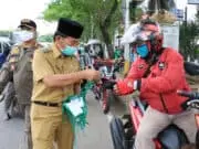 Wajib Gunakan Masker, Arief dan Sachrudin Bagikan Masker Kain Gratis Wajib Gunakan Masker, Arief dan Sachrudin Bagikan Masker Kain Gratis