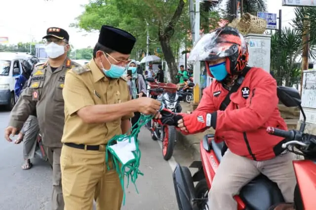Wajib Gunakan Masker, Arief dan Sachrudin Bagikan Masker Kain Gratis Wajib Gunakan Masker, Arief dan Sachrudin Bagikan Masker Kain Gratis