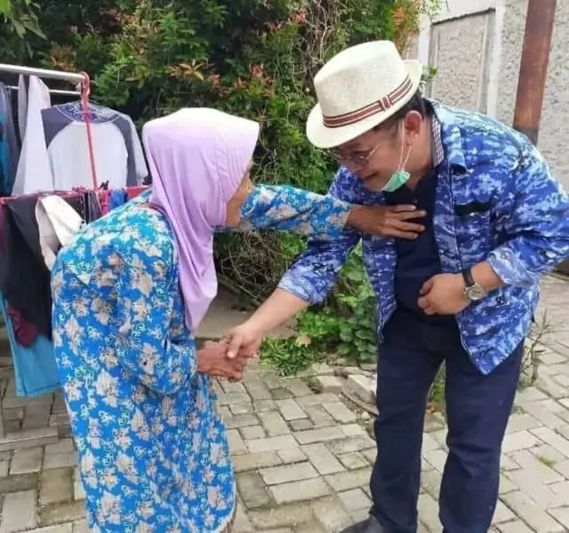 Politisi Demokrat Bagikan Ratusan Paket Sembako Politisi Demokrat Bagikan Ratusan Paket Sembako