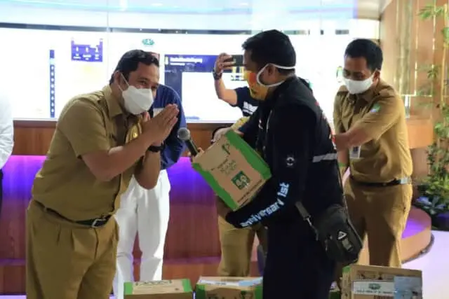 Arief Terima Bantuan Penanggulangan Covid-19 di Kota Tangerang Arief Terima Bantuan Penanggulangan Covid-19 di Kota Tangerang