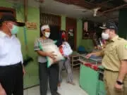 Distribusi Bantuan Presiden RI di Kota Tangerang Dipantau Menko PMK Muhadjir Effendy Distribusi Bantuan Presiden RI di Kota Tangerang Dipantau Menko PMK Muhadjir Effendy