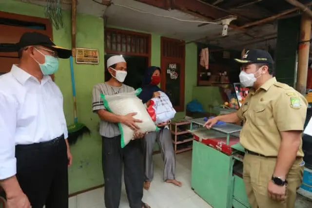 Distribusi Bantuan Presiden RI di Kota Tangerang Dipantau Menko PMK Muhadjir Effendy Distribusi Bantuan Presiden RI di Kota Tangerang Dipantau Menko PMK Muhadjir Effendy