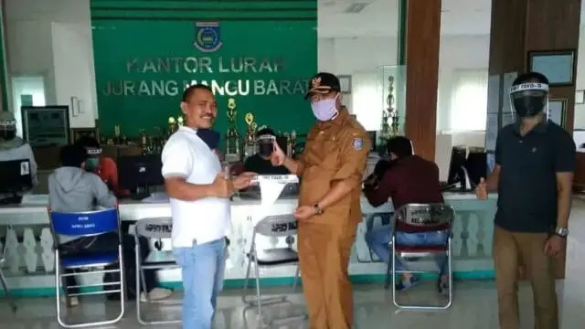 Peduli Covid-19, DPC HIPAKAD Tangsel Berikan Bantuan APD Ke Kelurahan Juramangu Barat Peduli Covid-19, DPC HIPAKAD Tangsel Berikan Bantuan APD Ke Kelurahan Juramangu Barat
