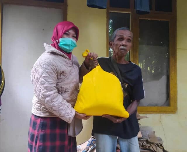 Relawan Benyamin-Pilar Berikan Bantuan Pada Kakek Paijo