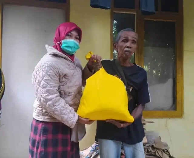 Relawan Benyamin-Pilar Berikan Bantuan Pada Kakek Paijo