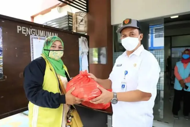 5.000 Paket Sembako Disalurkan Pada Guru Ngaji se- Kota Tangerang 5.000 Paket Sembako Disalurkan Pada Guru Ngaji se- Kota Tangerang