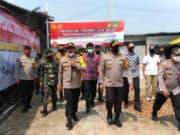 Dampak Covid 19, Polri dan TNI Salurkan 700 Paket Sembako Pada Buruh dan Masyarakat Dampak Covid 19, Polri dan TNI Salurkan 700 Paket Sembako Pada Buruh dan Masyarakat