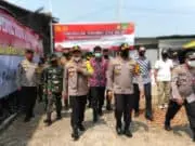 Dampak Covid 19, Polri dan TNI Salurkan 700 Paket Sembako Pada Buruh dan Masyarakat Dampak Covid 19, Polri dan TNI Salurkan 700 Paket Sembako Pada Buruh dan Masyarakat