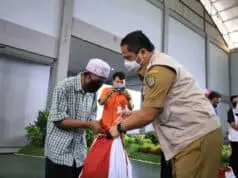 Mulai Didistribusi, Warga Tangerang Terima Paket Sembako Pusat Mulai Didistribusi, Warga Tangerang Terima Paket Sembako Pusat