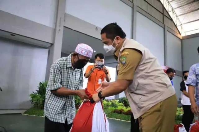 Mulai Didistribusi, Warga Tangerang Terima Paket Sembako Pusat Mulai Didistribusi, Warga Tangerang Terima Paket Sembako Pusat