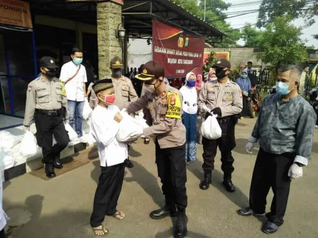 Sisihkan Uang Personil Polsek Cipondoh Berbagi Rezeki Kemanusian Peduli Covid-19 Sisihkan Uang Personil Polsek Cipondoh Berbagi Rezeki Kemanusian Peduli Covid-19