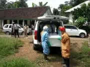 Polisi Bantu Pemakaman, 1 Pasien PDP yang Meninggal Polisi Bantu Pemakaman, 1 Pasien PDP yang Meninggal