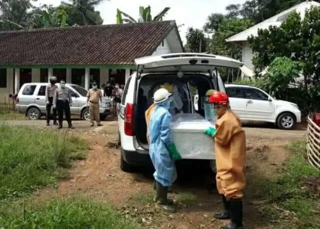 Polisi Bantu Pemakaman, 1 Pasien PDP yang Meninggal Polisi Bantu Pemakaman, 1 Pasien PDP yang Meninggal