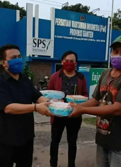 Pandemi Covid-19, PWI Banten Berbagi Sembako dan Takjil Pandemi Covid-19, PWI Banten Berbagi Sembako dan Takjil