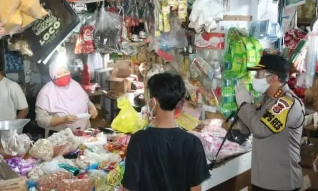 Di Pasar Tigaraksa, Kapolresta Tangerang Minta Pedagang Gunakan Sarung Tangan Di Pasar Tigaraksa, Kapolresta Tangerang Minta Pedagang Gunakan Sarung Tangan