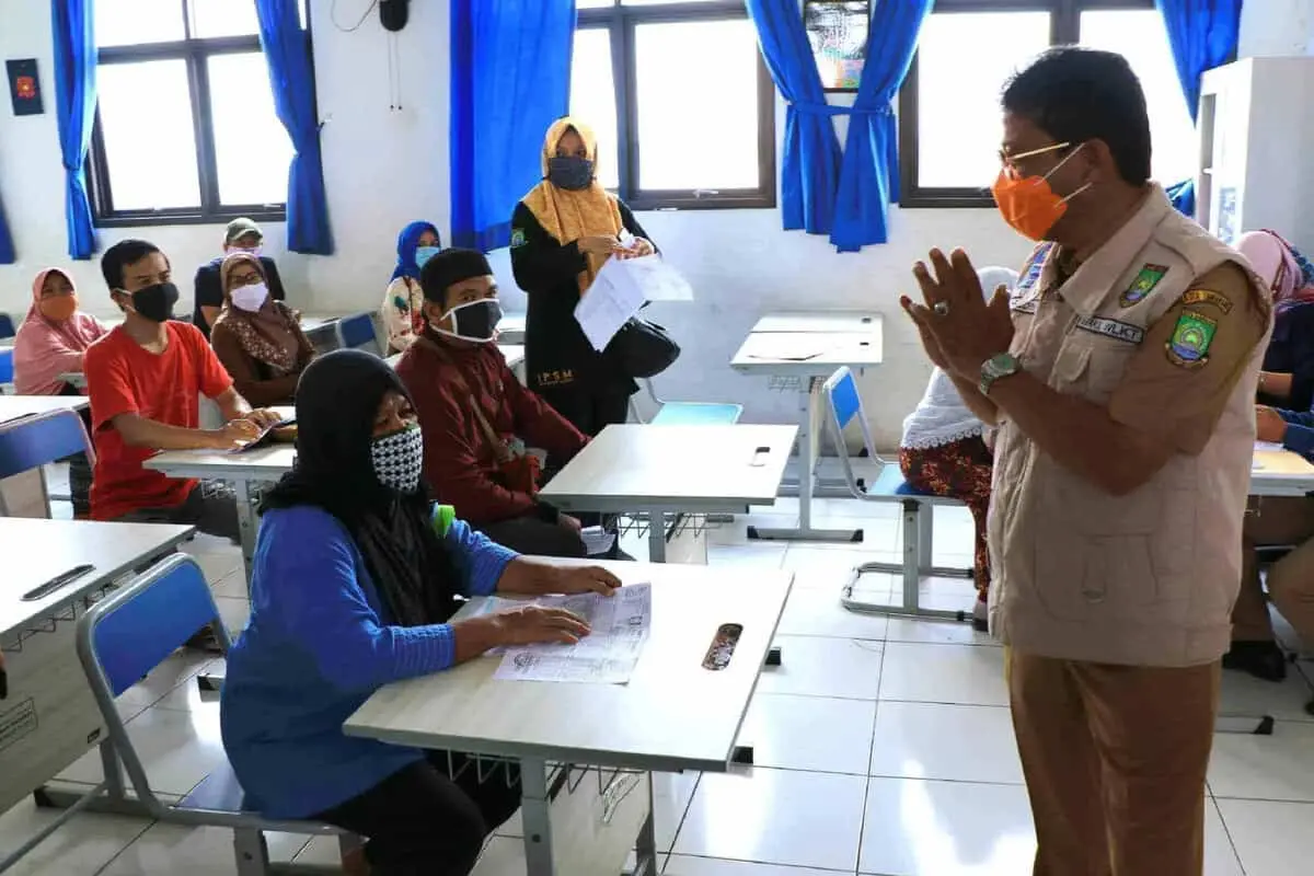 2.460 Warga Terdampak Covid-19 di Ciledug Kota Tangerang Terima BLT 2.460 Warga Terdampak Covid-19 di Ciledug Kota Tangerang Terima BLT