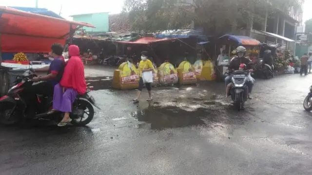 Rumah Ibadah dan Mall Dibuka, Pedagang Bingung Akses ke Pasar Anyar Masih Diblokade Rumah Ibadah dan Mall Dibuka, Pedagang Bingung Akses ke Pasar Anyar Masih Diblokade