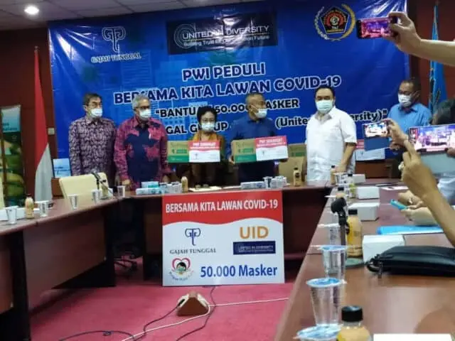 PWI Terima Sumbangan 50 Ribu Masker dari Gajah Tunggal Group PWI Terima Sumbangan 50 Ribu Masker dari Gajah Tunggal Group