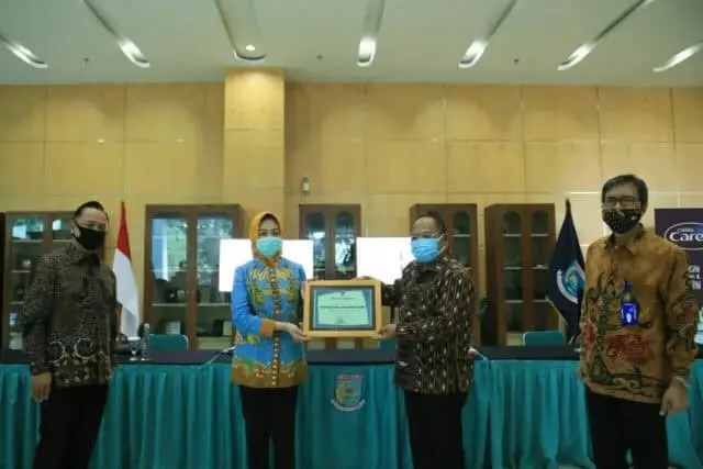 Walikota Tangsel Terima Bantuan Penanganan Covid-19 dari PT Cussons dan PT Pertamina Walikota Tangsel Terima Bantuan Penanganan Covid-19 dari PT Cussons dan PT Pertamina