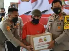 HUT Bhayangkara ke-74, Polisi Salurkan Ratusan Paket Sembako di Tangerang HUT Bhayangkara ke-74, Polisi Salurkan Ratusan Paket Sembako di Tangerang