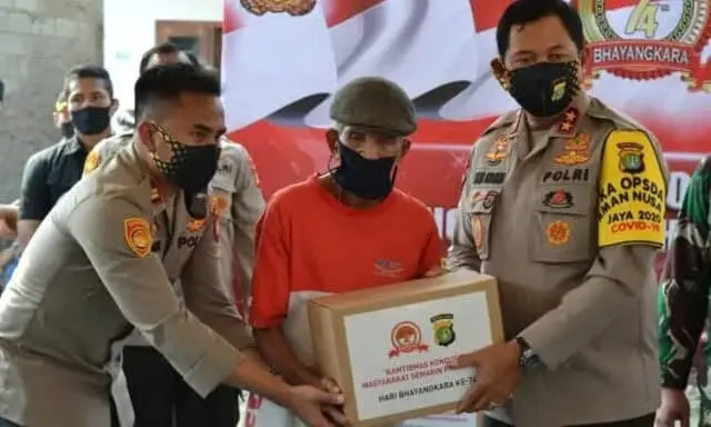 HUT Bhayangkara ke-74, Polisi Salurkan Ratusan Paket Sembako di Tangerang HUT Bhayangkara ke-74, Polisi Salurkan Ratusan Paket Sembako di Tangerang