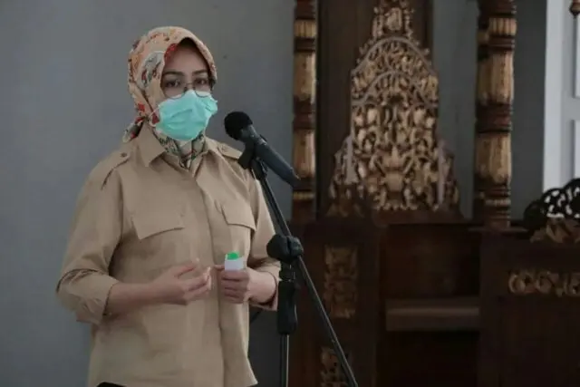 Airin Minta Pembagian Daging Kurban Langsung Ke Rumah Warga Airin Minta Pembagian Daging Kurban Langsung Ke Rumah Warga