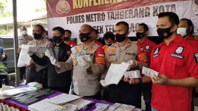 Polisi Bekuk Sindikat Pembuat Uang Palsu Dollar Amerika di Tangerang Polisi Bekuk Sindikat Pembuat Uang Palsu Dollar Amerika di Tangerang