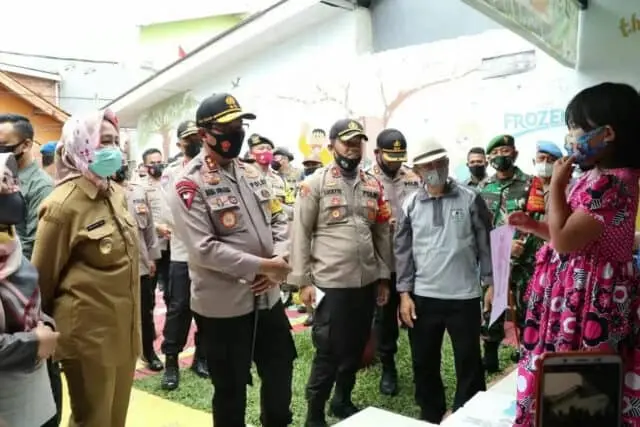 Walikota Tangsel Dampingi Kapolda Metro Kunjungi Kampung Jawara Walikota Tangsel Dampingi Kapolda Metro Kunjungi Kampung Jawara