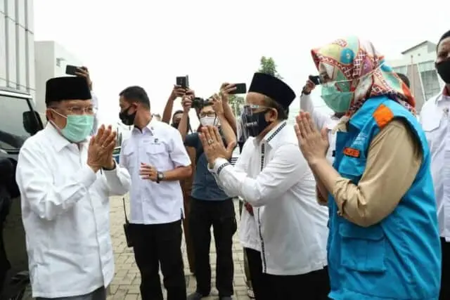 Airin Dampingi Jusuf Kalla Serahkan Bantuan 1000 Alat Sprayer Untuk Masjid Airin Dampingi Jusuf Kalla Serahkan Bantuan 1000 Alat Sprayer Untuk Masjid