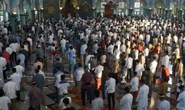Masjid Raya Al-Azhom Laksanakan Sholat Dengan Protokol Kesehatan